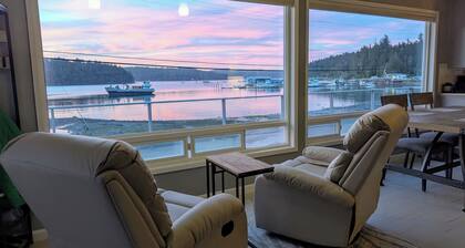 Waterfront Getaway on Cornet Bay. Blissful, Relaxing Retreat with Stunning Views