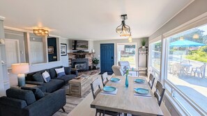 Smart TV, fireplace - Romantic Waterfront Getaway,  Deception Pass, 2 Bedrm,Fireplace,Luxury, Beach (Oak Harbor)