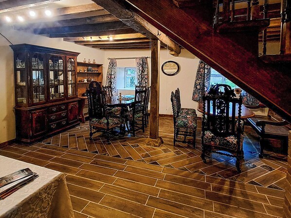 Habitación tradicional con suelo de madera, un armario grande de madera y una escalera.