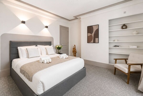 1 habitación, escritorio, tabla de planchar con plancha y cuna de viaje 