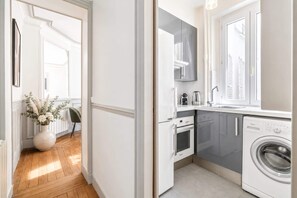 Kühlschrank, Mikrowelle, Ofen, Herdplatte