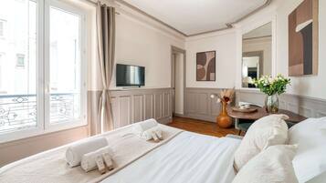 1 quarto, escrivaninha, ferros/tábuas de passar roupa, berço de viagem