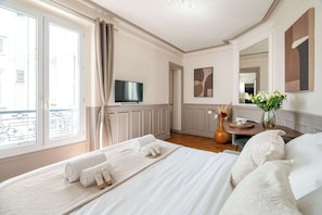 1 habitación, escritorio, tabla de planchar con plancha y cuna de viaje