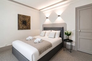 1 Schlafzimmer, Schreibtisch, Bügeleisen/Bügelbrett, Reisekinderbett
