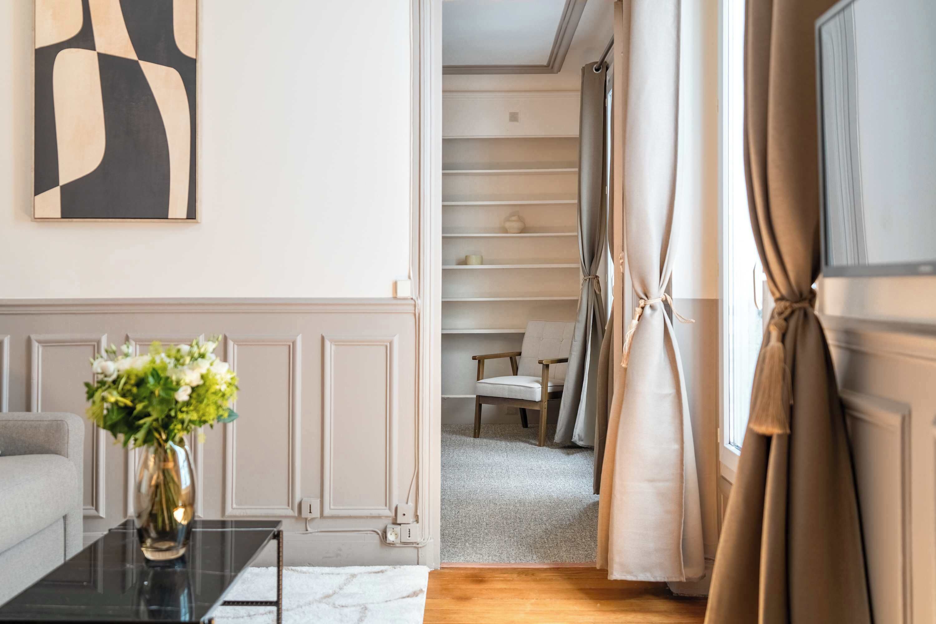 Una televisión, una oficina