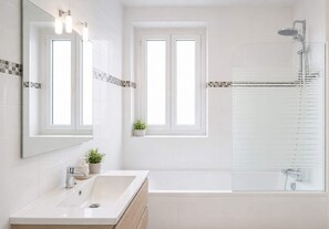 Shower, hair dryer, towels