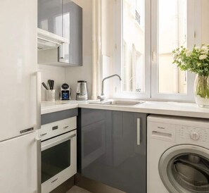 Frigorífico, microondas, horno y placa de cocina