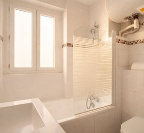 Ducha, secador de pelo, toallas