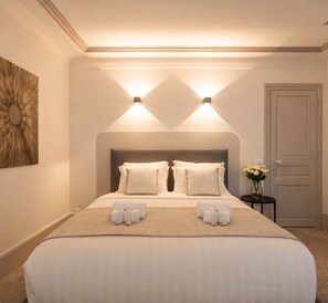 1 habitación, escritorio, tabla de planchar con plancha y cuna de viaje 