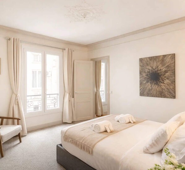 1 dormitorio, escritorio, tabla de planchar con plancha y cuna de viaje