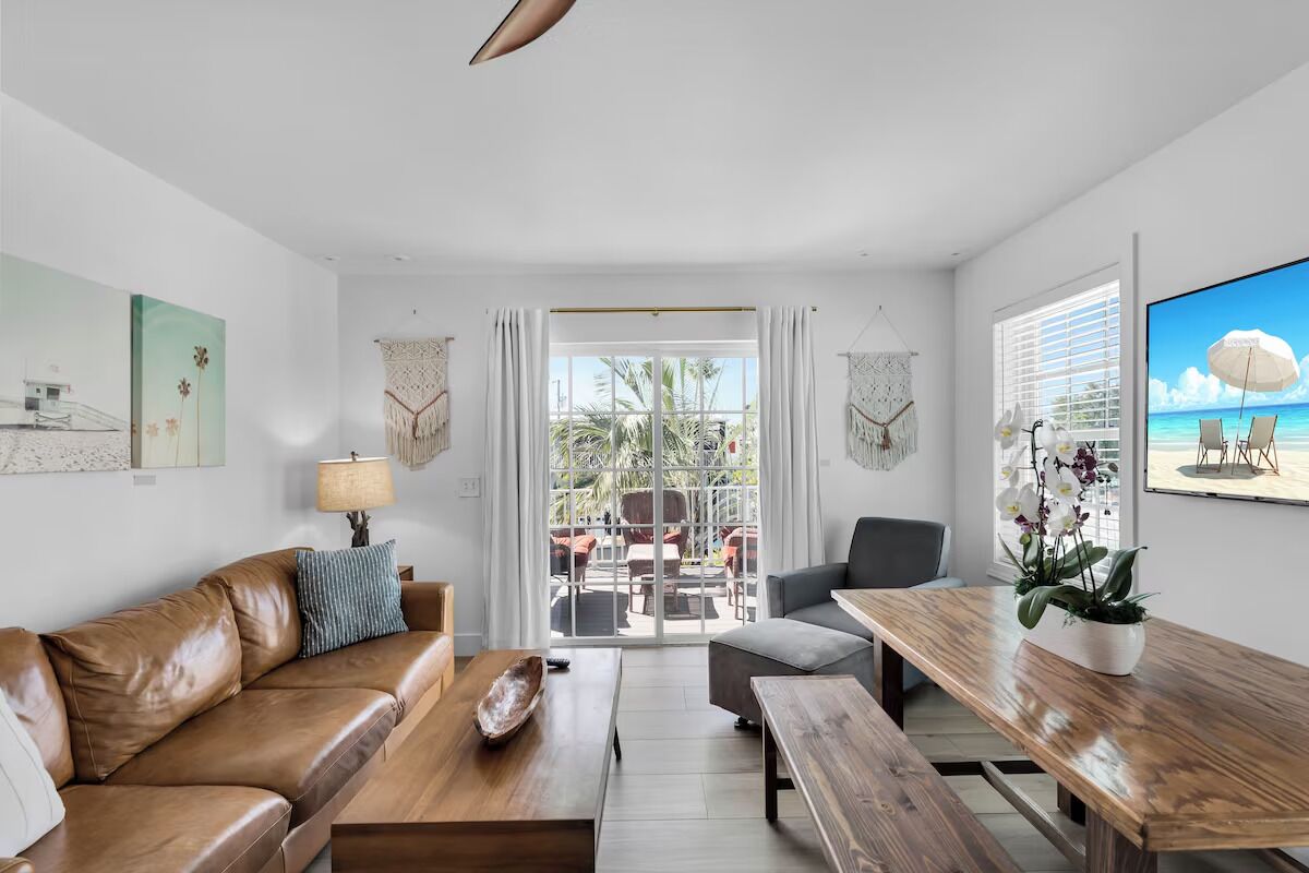 Island Retreat 3br: Canal Views, Full Kitchen, Private Pool & Paddle Board Fun! - Layton, FL