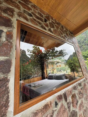 Desk, laptop workspace, soundproofing, free WiFi