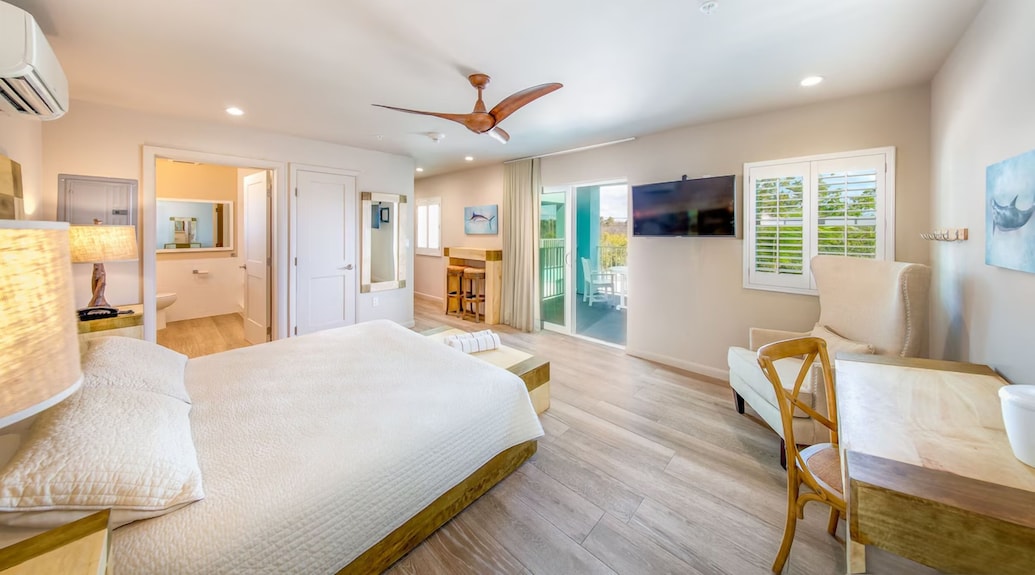Serene Island Studio | Balcony, Pool & Kitchen - Layton, FL