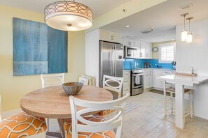 Fridge, microwave, oven, stovetop - Gulf-View Condo w/ Beach Access in Hudson (Hudson)