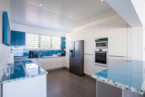 Réfrigérateur, micro-ondes, plaque de cuisson, lave-vaisselle