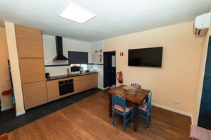 Een koelkast, een microgolfoven, een oven, een vaatwasser