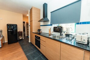 Een koelkast, een microgolfoven, een oven, een vaatwasser