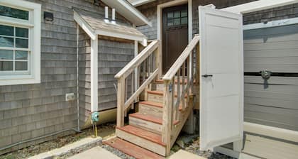 1 Mi to Ferry Terminal: Oak Bluffs Family Retreat!