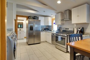 Geladeira, micro-ondas, cooktop, lava-louças