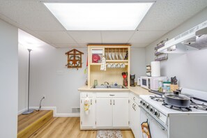 Réfrigérateur, micro-ondes, plaque de cuisson, cafetière/bouilloire