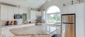 Gem of Narragansett Beach, House Retreat!