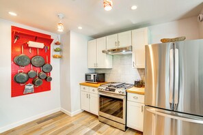 Réfrigérateur, four à micro-ondes, surface de cuisson, lave-vaisselle