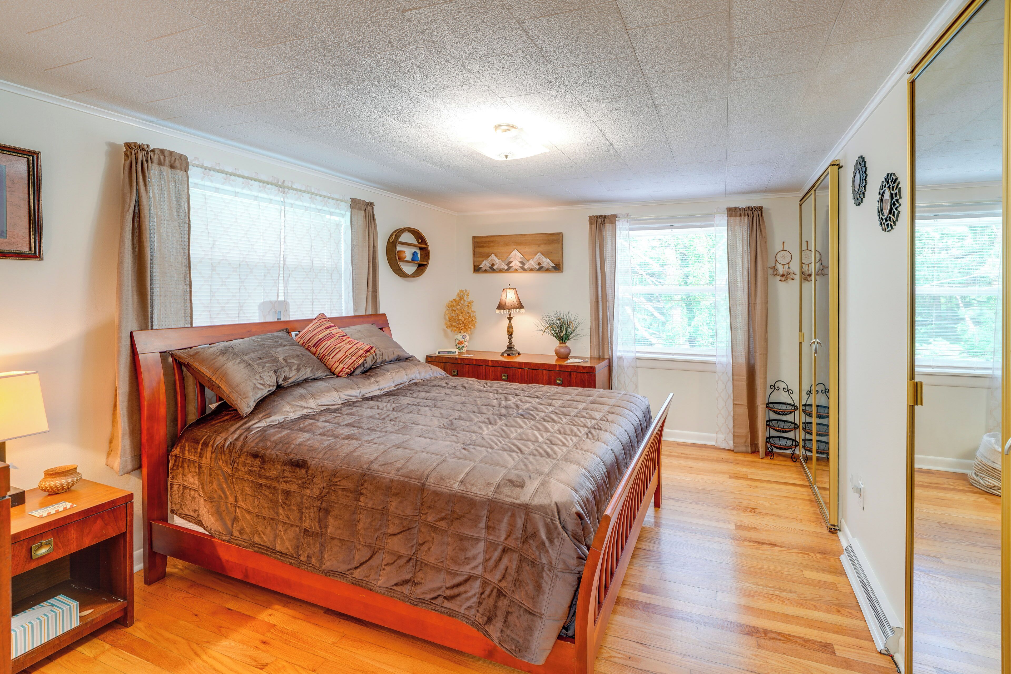 2 bedrooms, desk, internet, bed sheets