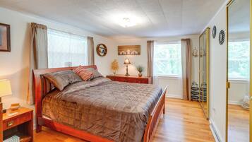 2 bedrooms, desk, internet, bed sheets