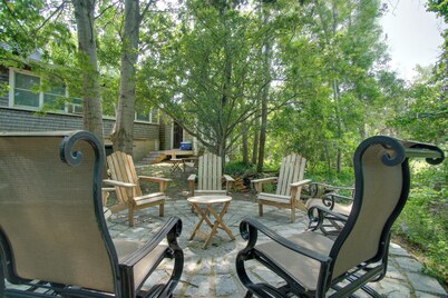 Walk to Beach & Lighthouse: Oak Bluffs Studio!