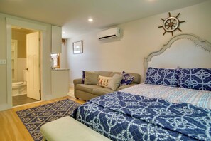 Internet, bed sheets - Walk to Beach & Lighthouse: Oak Bluffs Studio! (Oak Bluffs)
