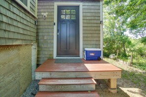 Exterior detail - Walk to Beach & Lighthouse: Oak Bluffs Studio! (Oak Bluffs)