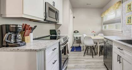 Gracie's Hideaway! Downtown Escape w/ Fire Pit