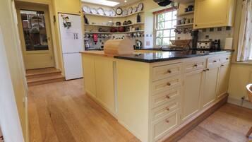 Dishwasher, cookware/dishes/utensils