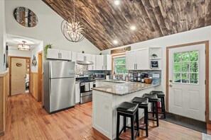 冷蔵庫、電子レンジ、オーブン、コンロ