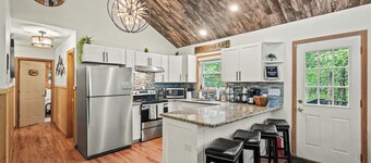 *NEW* Sunshine Pines~Hot Tub~Pool Table~Kayaks
