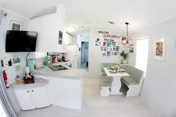 Dining - Mickey's Hideaway Cottage 4 miles from Disney in Kissimmee with WiFi and AC (Kissimmee)