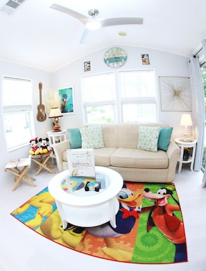 Smart TV - Mickey's Hideaway Cottage 4 miles from Disney in Kissimmee with WiFi and AC (Kissimmee)