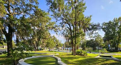Mickey's Hideaway Cottage 4 miles from Disney in Kissimmee with WiFi and AC
