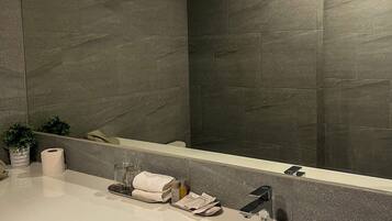 샤워 시설, 헤어드라이어, 슬리퍼, 타월