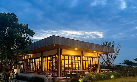 Außenbereich. Zenery Lake Resort