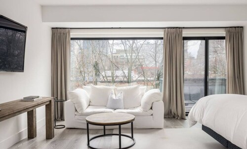 Urban Elegance Home in Yorkville|3bed3bths Parking