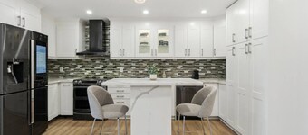 Urban Nest Home 4bed 4bath | Parking | Baby Crib