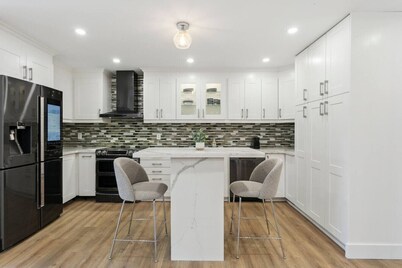 Urban Nest Home 4bed 4bath | Parking | Baby Crib