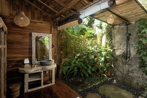 Sèche-cheveux, bidet, serviettes fournies, savon