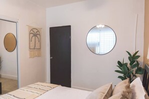 1 غرفة نوم ومكواة/لوح كي وملاءات أسرّة