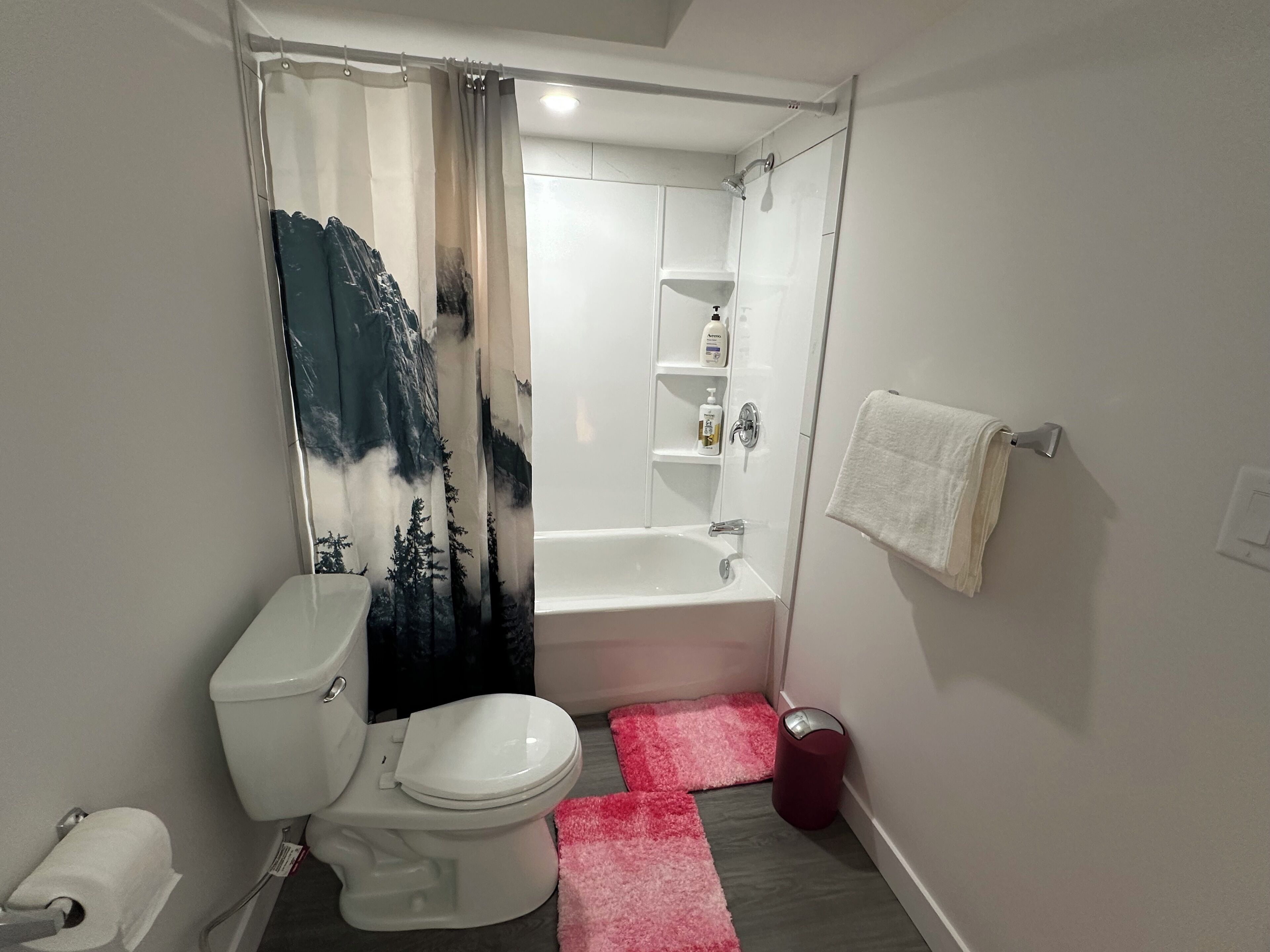 Une salle de bain moderne équipée de toilettes, d’une douche et d’une baignoire.