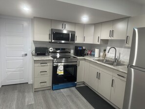 Fridge, microwave, oven, stovetop - Cozy Corner Rentals (Saskatoon)