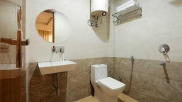 Deluxe Double or Twin Room | Bathroom