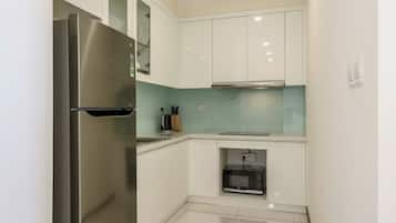 Departamento Deluxe, 2 habitaciones, balcón, vista a la ciudad | Cocina privada | Refrigerador, microondas, horno y parrilla de estufa