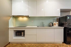 Leilighet – deluxe, 1 soverom, balkong, byutsikt | Eget kjøkken | Kjøleskap, mikrobølgeovn, ovn og kokeplater